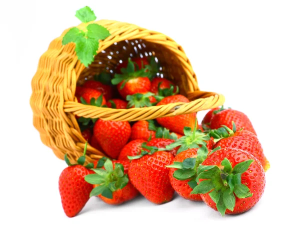 美味草莓在篮子上白色隔离 — 图库照片