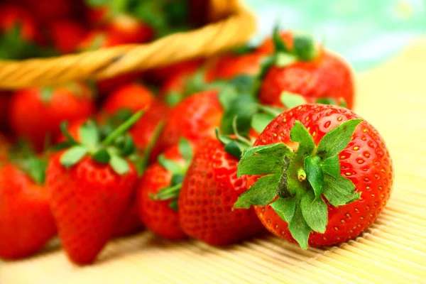 Leckere Erdbeeren im Weidenkorb — Stockfoto