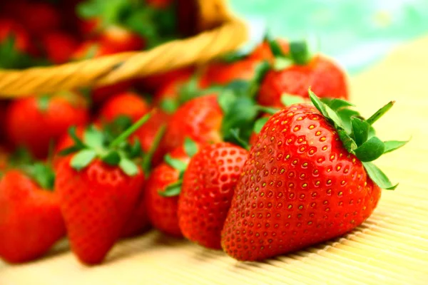美味草莓棕色柳条篮中 — 图库照片