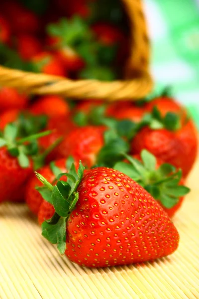 Căpșuni delicioase în coș brun de răchită — Fotografie, imagine de stoc