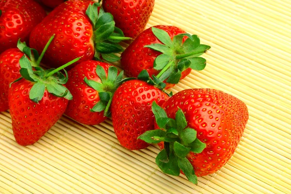 Köstliche Erdbeeren auf Bambusmatte Hintergrund — Stockfoto