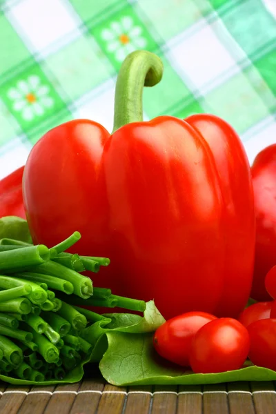 Läckra läckra röda paprika med färsk sallat och gräslök — Stockfoto