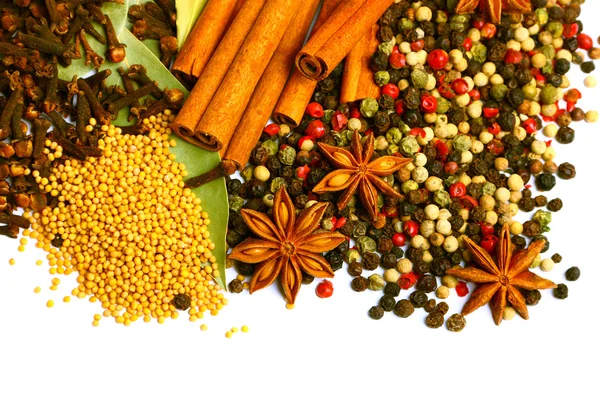 Förpackning med flera kryddor, anis, kanel, peppar, charlock — Stockfoto