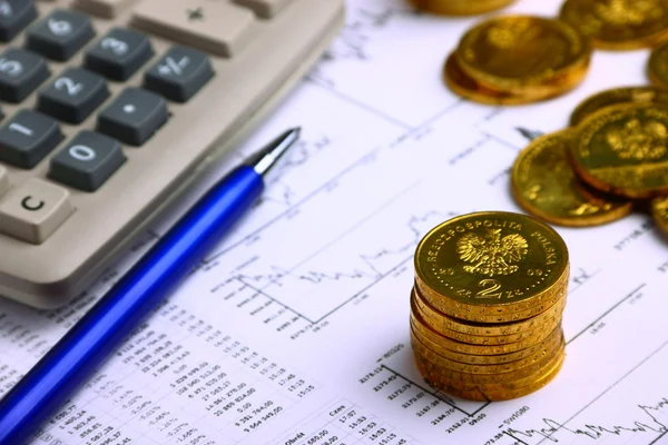 Monedas de dinero, calculadora en los gráficos de existencias de jalá — Foto de Stock