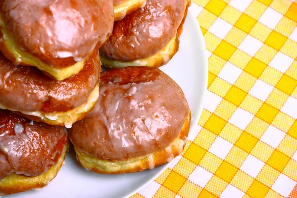 Смачний десерт з декількох глазурованих пончиків — стокове фото