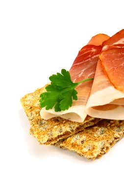 Kepekli ekmek lezzetli haddelenmiş tütsülenmiş jambon