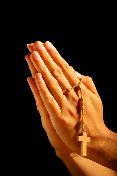 Hıristiyan insan elinde tespih ile dua — Stok fotoğraf