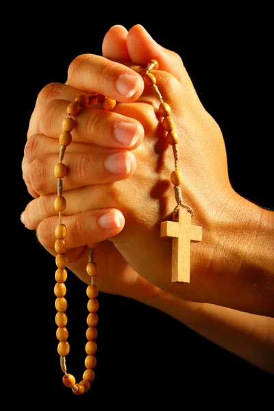 Křesťanský člověk modlí s růžencem v ruce — Stock fotografie