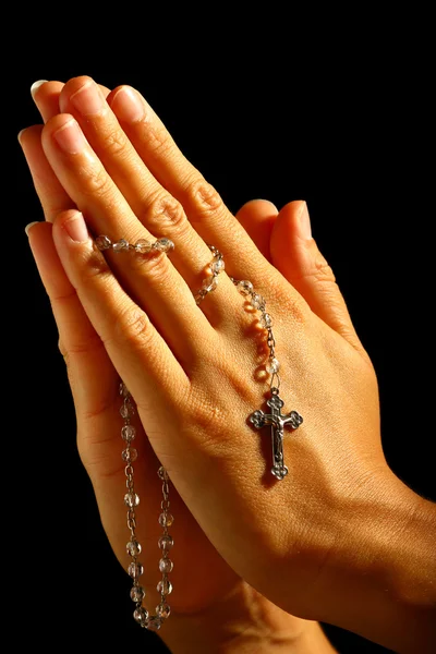 Christelijke menselijke bidden met rozenkrans in handen — Stockfoto