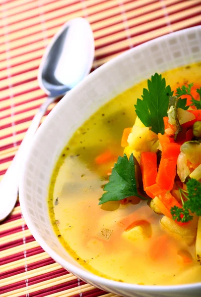 Verse plantaardige soep gemaakt van wortel, aardappel, prei, pea — Stockfoto