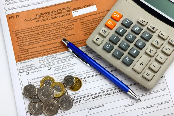 Податкова форма з калькулятором, грошима і ручкою — стокове фото