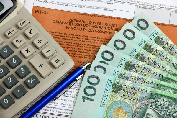 Налоговая форма с калькулятором, деньгами и ручкой — стоковое фото