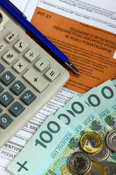 El formulario de impuestos con calculadora, dinero y pluma —  Fotos de Stock