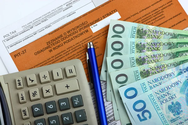 El formulario de impuestos con calculadora, dinero y pluma — Foto de Stock