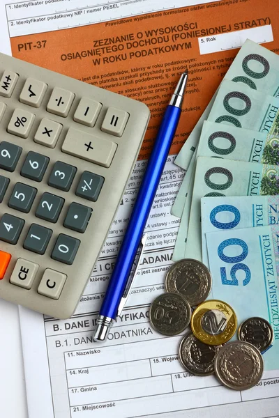 La forma fiscale con calcolatrice, denaro e penna — Foto Stock