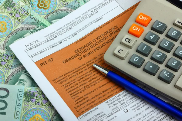 Formuläret skatt med miniräknare, pengar och penna — Stockfoto