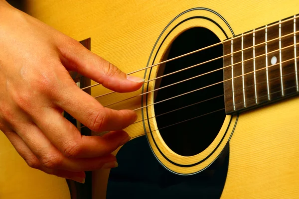 Klassische spanische Gitarre spielen — Stockfoto