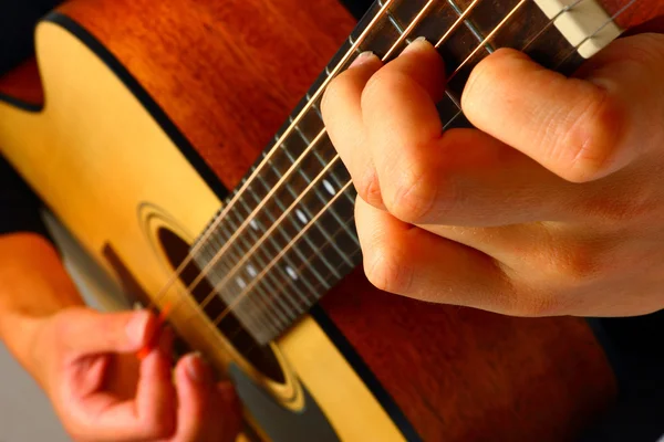 Игра на классической испанской гитаре — стоковое фото