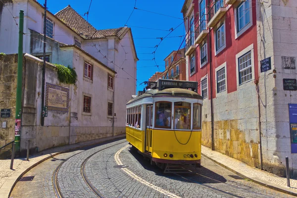 Исторический желтый трамвай в старом городе Лиссабоне, Португалия — стоковое фото