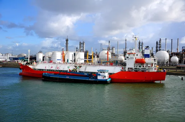 Gascarrier in the port — Stock Photo, Image