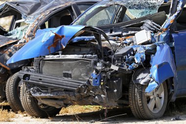 mavi araba kazası
