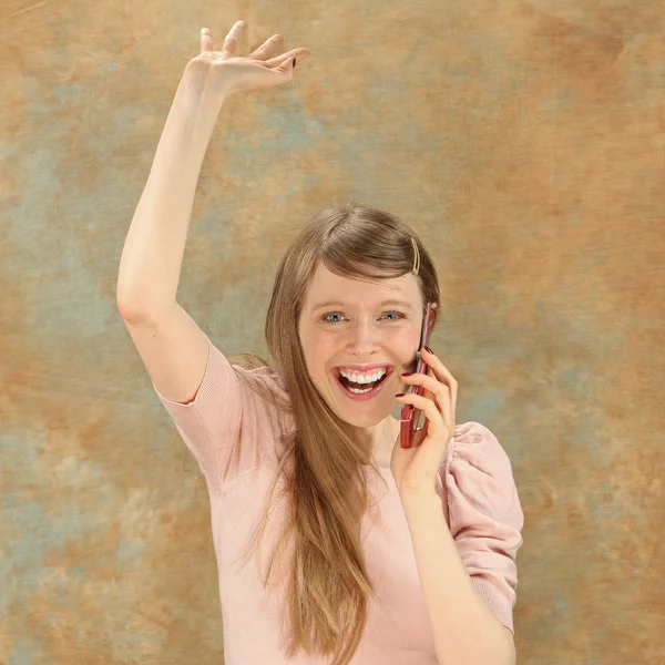 Heyecanlı phoning sarışın — Stok fotoğraf