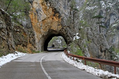 dağlar yol