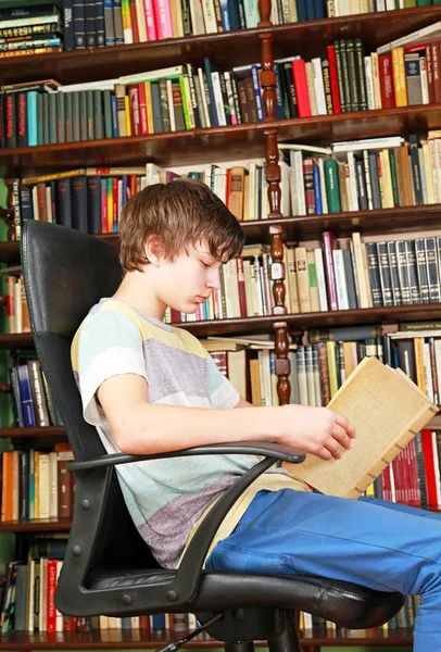 Мальчик читает книгу — стоковое фото