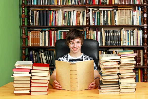 Подросток в библиотеке — стоковое фото