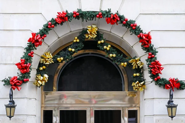 クリスマスのドアの装飾 — ストック写真