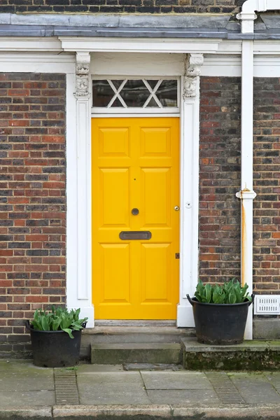 Puerta amarilla — Foto de Stock