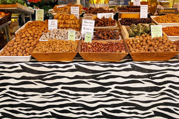 Frutos secos y frutas —  Fotos de Stock