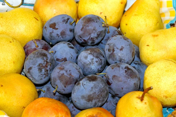 Päron och plommon — Stockfoto
