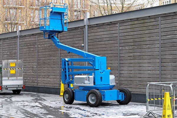 Articulated boom lift — Stock Photo, Image