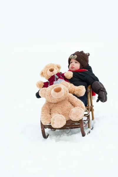 男孩和熊在雪橇 — 图库照片