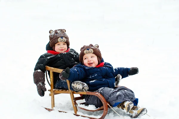 男孩在雪橇 — 图库照片