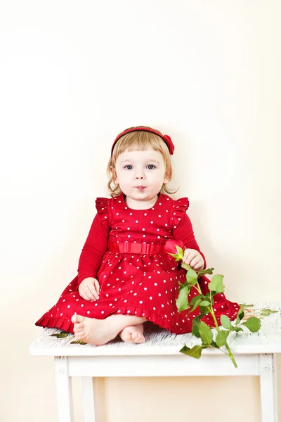 Маленька дівчинка з трояндою — стокове фото
