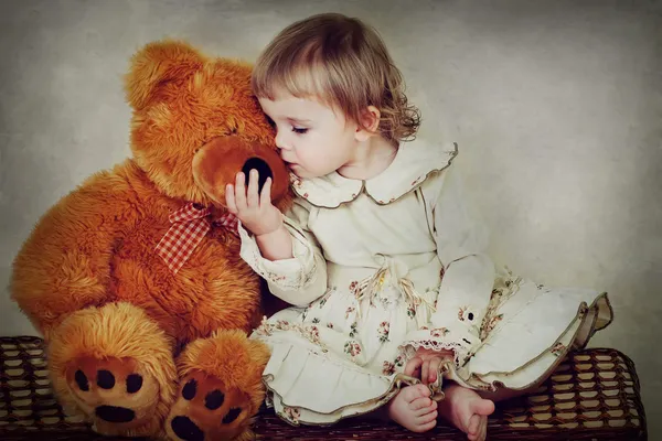 Petite fille et ours en peluche — Photo