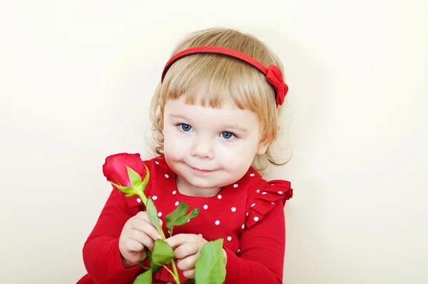 Маленька дівчинка з трояндою — стокове фото