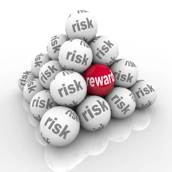 Kockázat Vs jutalom piramis golyó a beruházások megtérülése — Stock Fotó