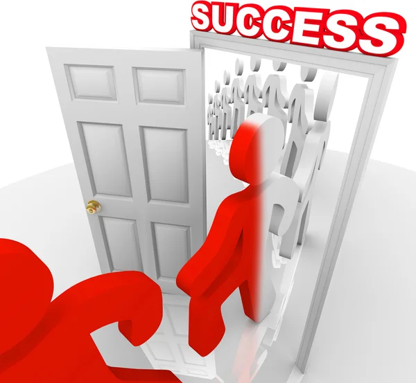 Caminar a través de la puerta del éxito Lograr los objetivos — Foto de Stock