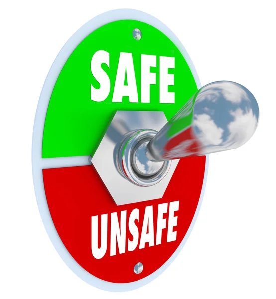 Bezpieczne lub niebezpieczne przełącznik wyboru vs zagrożenia bezpieczeństwa — Zdjęcie stockowe
