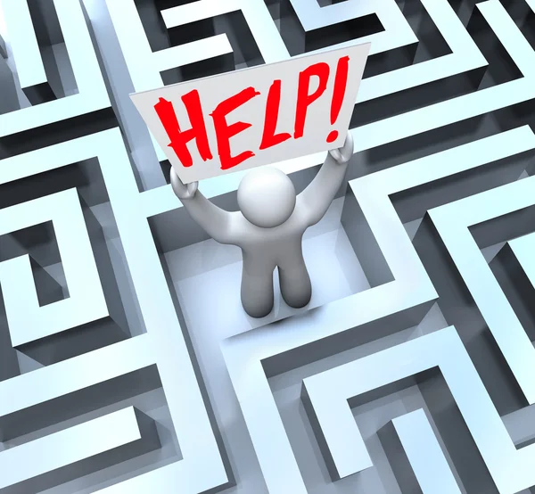 Person i labyrint labyrint med hjälp skylt — Stockfoto