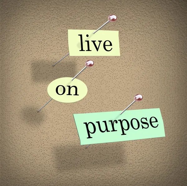 Vivir con palabras de propósito en el tablón de anuncios Cumpliendo la vida — Foto de Stock