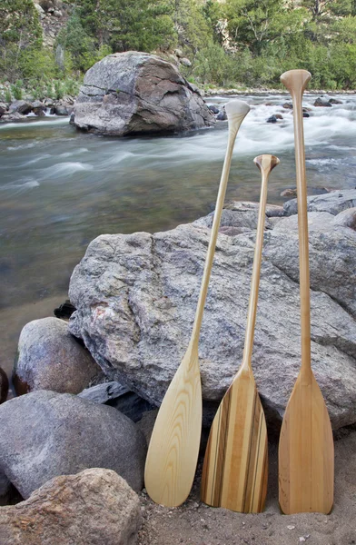 Paletas de canoa y río —  Fotos de Stock