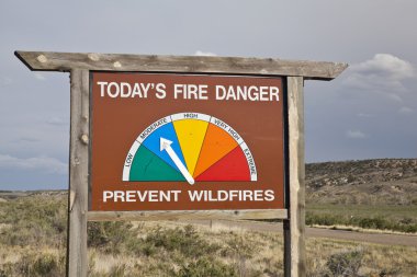 tehlike yol kenarındaki işaret colorado içinde ateş