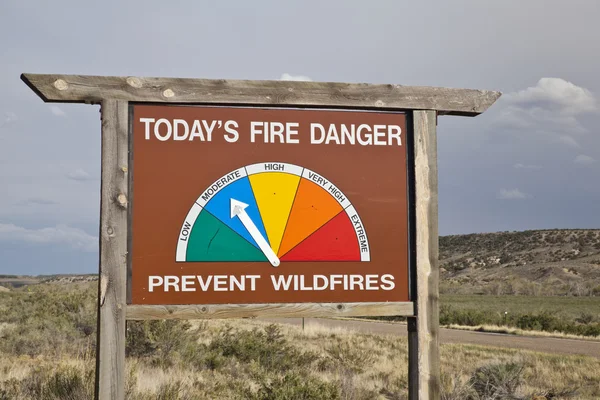 Skiltet med brannfare ved veien i Colorado – stockfoto