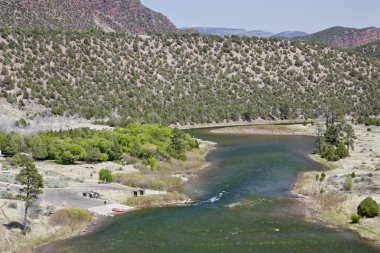 Yeşil nehir kıyısında küçük delik, utah