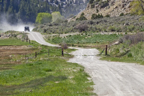 Пыльная дорога в горном каньоне — стоковое фото