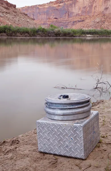 Toilettes portatives sur une rive de la rivière sud-ouest — Photo